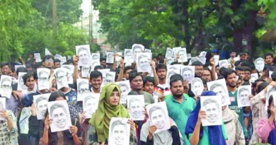 দাবি আদায়ে শিক্ষার্থীদের মুখোশ মিছিল