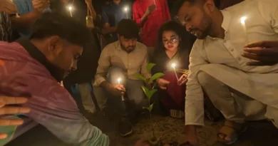 চবির ভাঙা সড়কের গর্তে চারা রোপণ করে প্রতিবাদ