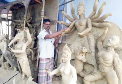 দুর্গাপূজা ঘিরে উৎসবের আমেজ, নওগাঁয় ব্যস্ত মৃৎশিল্পীরা