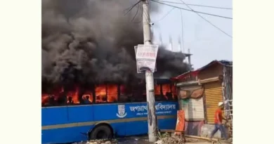ডেমরায় আগুনে পুড়ল জগন্নাথ বিশ্ববিদ্যালয়ের শিক্ষার্থীদের বাস