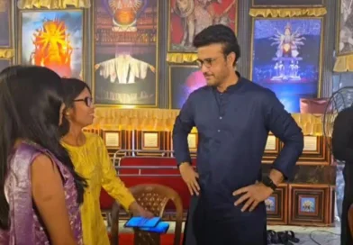 স্ত্রী-কন্যাকে নিয়ে বেহালা প্লেয়ার্স কর্নারের পুজোয় সৌরভ, দিলেন সতর্কবার্তা