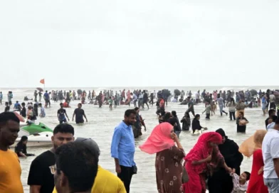 টানা ছুটিতে কক্সবাজার আসছে পর্যটক, এড়িয়ে চলছে রিসোর্ট-কটেজ