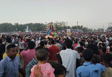 বিসর্জনে বিদায়, লাখো মানুষের ঢল বিসর্জনে বিদায়, লাখো মানুষের ঢল