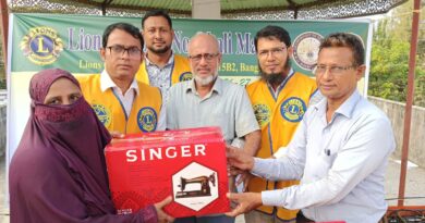নোয়াখালীতে অসহায় নারীদের স্বাবলম্বী করতে সেলাই মেশিন বিতরণ